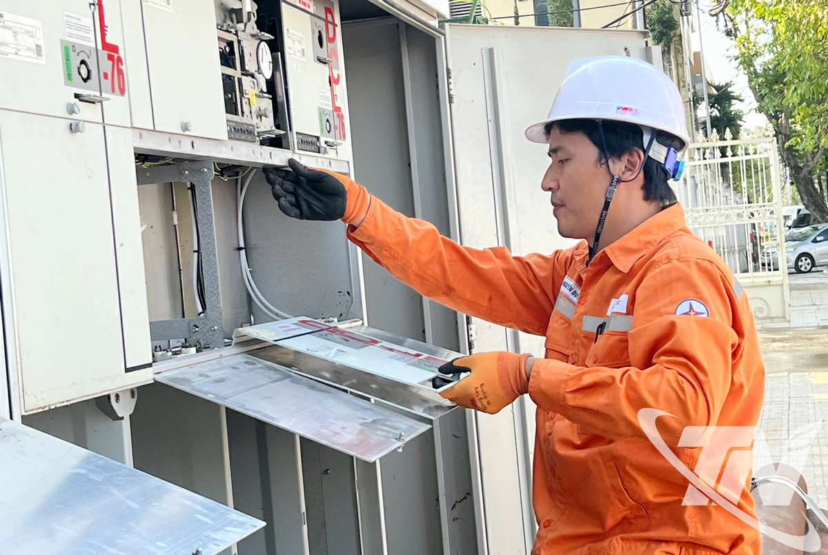 Nhân viên Điện lực Thái Nguyên khắc phục sự cố, đảm bảo phục vụ điện cho người dân.