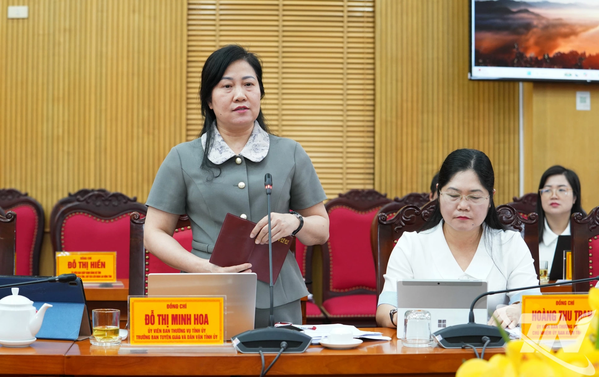 Các đại biểu phát biểu thảo luận.