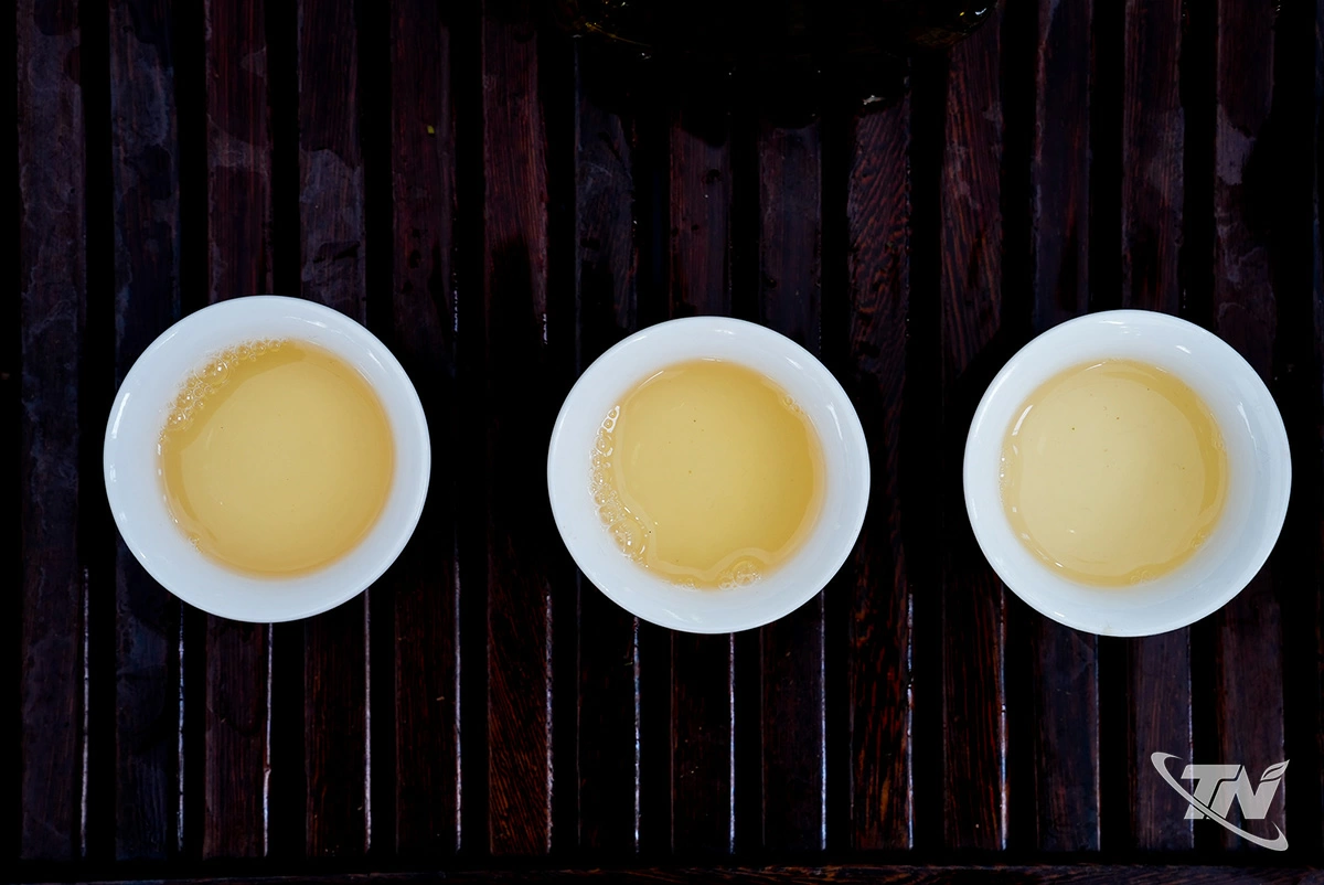 Bạch trà có màu vàng nhạt, hương vị rất nhẹ nhàng, tinh tế với vị ngọt thanh, hậu vị sâu lắng và thường có hương thơm thanh khiết của hoa cỏ tự nhiên, mang lại cảm giác thư thái, sảng khoái mà không hề chát gắt hay đắng như các loại trà khác.