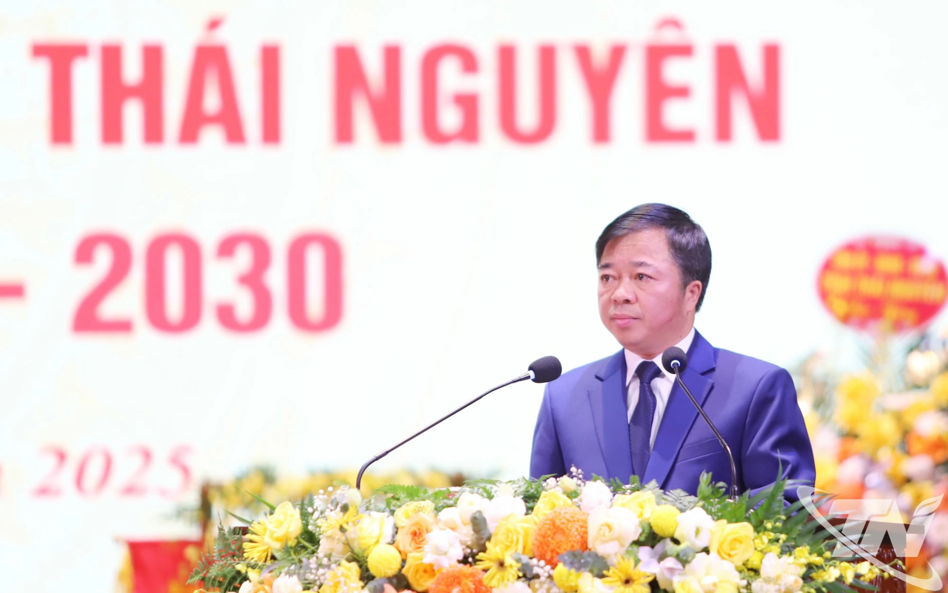 Đồng chí Bùi Văn Lương, Ủy viên Ban Thường vụ Tỉnh ủy, Phó Chủ tịch UBND tỉnh, thông tin về tình hình kinh tế - xã hội của tỉnh và kết quả thực hiện Quy chế phối hợp công tác với Ủy ban MTTQ tỉnh.