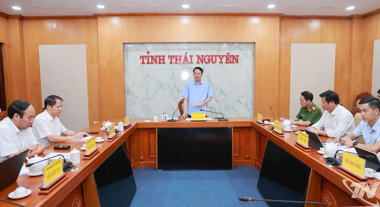 Đồng chí Phó Chủ tịch UBND tỉnh Dương Văn Lượng chỉ đạo tại buổi làm việc.