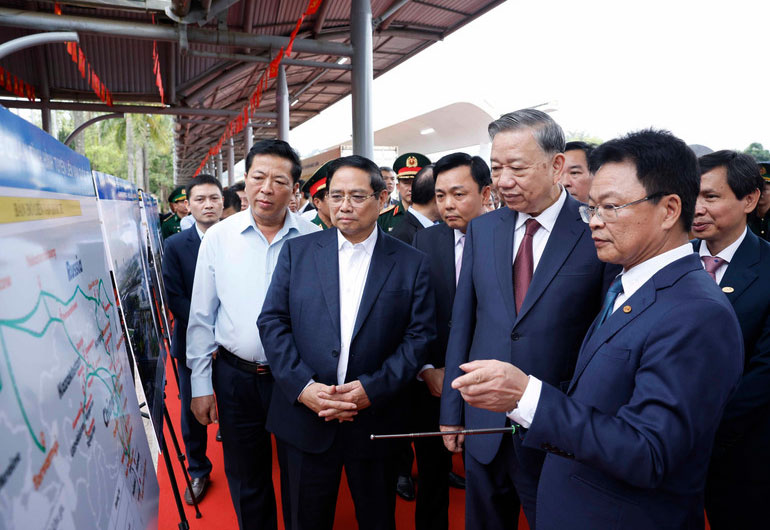 Tổng Bí thư Tô Lâm, Thủ tướng Phạm Minh Chính và đoàn công tác Trung ương kiểm tra thực địa tại ga Đồng Đăng. (Ảnh: Thống Nhất/TTXVN)