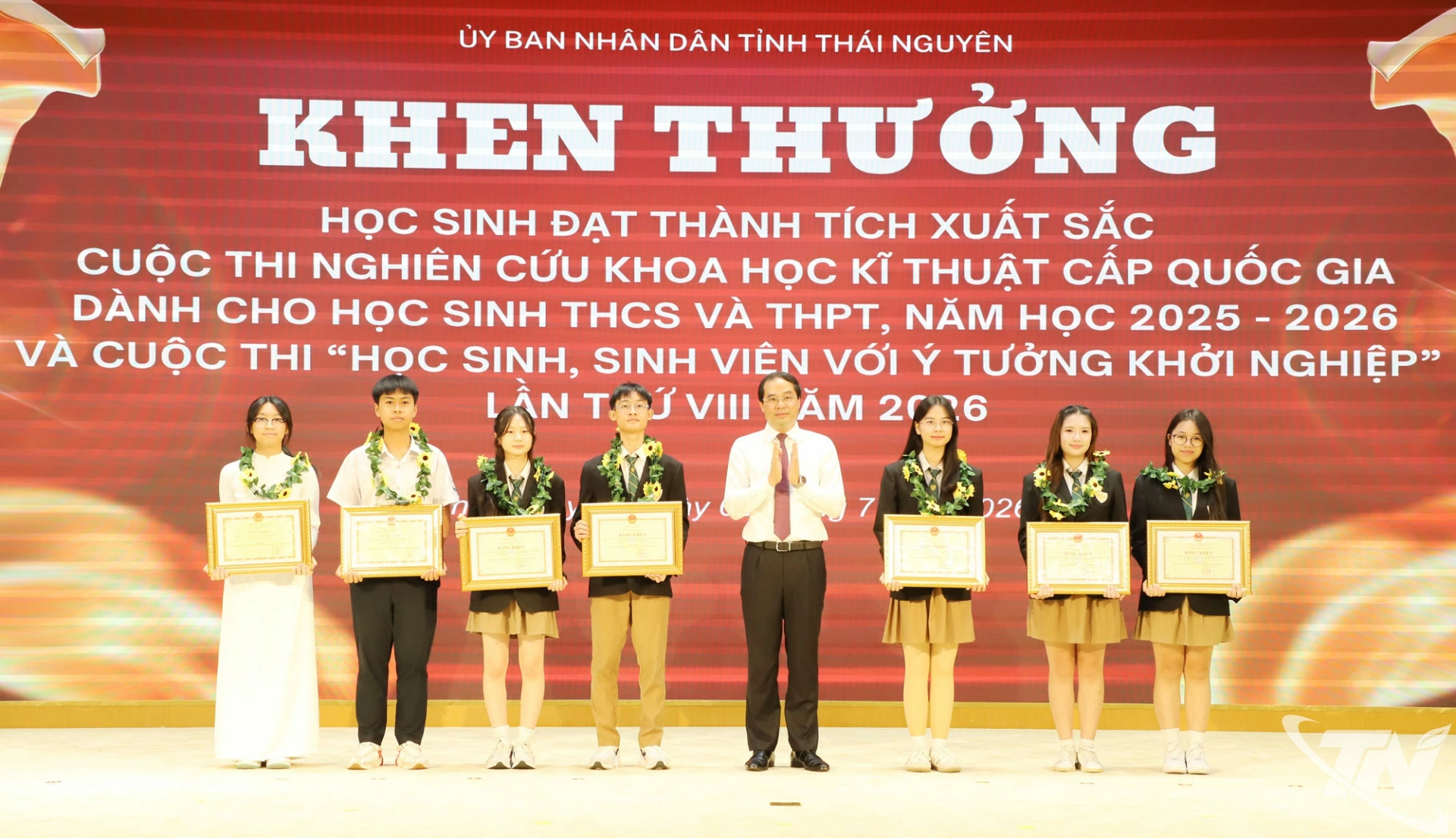 Đồng chí Bí thư Tỉnh ủy Trịnh Xuân Trường trao khen thưởng cho học sinh đạt giải Cuộc thi nghiên cứu khoa học kỹ thuật cấp quốc gia dành cho học sinh năm học 2025-2026 và Cuộc thi học sinh, sinh viên với ý tưởng khởi nghiệp.