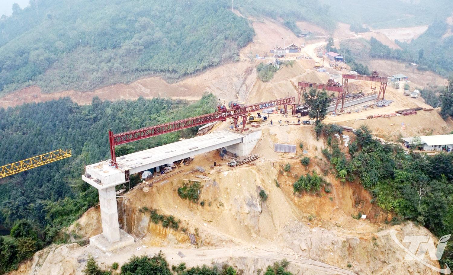 Cầu Tà Han -   hạng mục quan   trọng thuộc Dự án   tuyến đường Bắc   Kạn - hồ Ba Bể   (Thái Nguyên) -   Na Hang (Tuyên   Quang) đoạn từ   Km37 đến cuối   tuyến - đang được   đẩy nhanh tiến độ   thi công