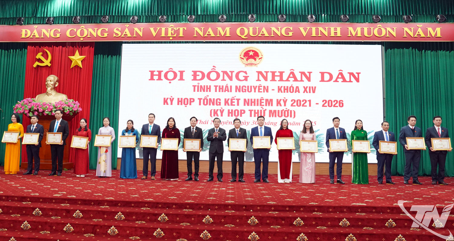 Đồng ch&iacute; Ph&oacute; Chủ tịch Thường trực HĐND tỉnh Đỗ Đức C&ocirc;ng trao Bằng khen cho c&aacute;c c&aacute; nh&acirc;n c&oacute; nhiều th&agrave;nh t&iacute;ch trong phong tr&agrave;o thi đua &ldquo;Đổi mới v&agrave; n&acirc;ng cao năng lực, hiệu quả hoạt động của HĐND tỉnh Th&aacute;i Nguy&ecirc;n, nhiệm kỳ 2021-2026&rdquo;.