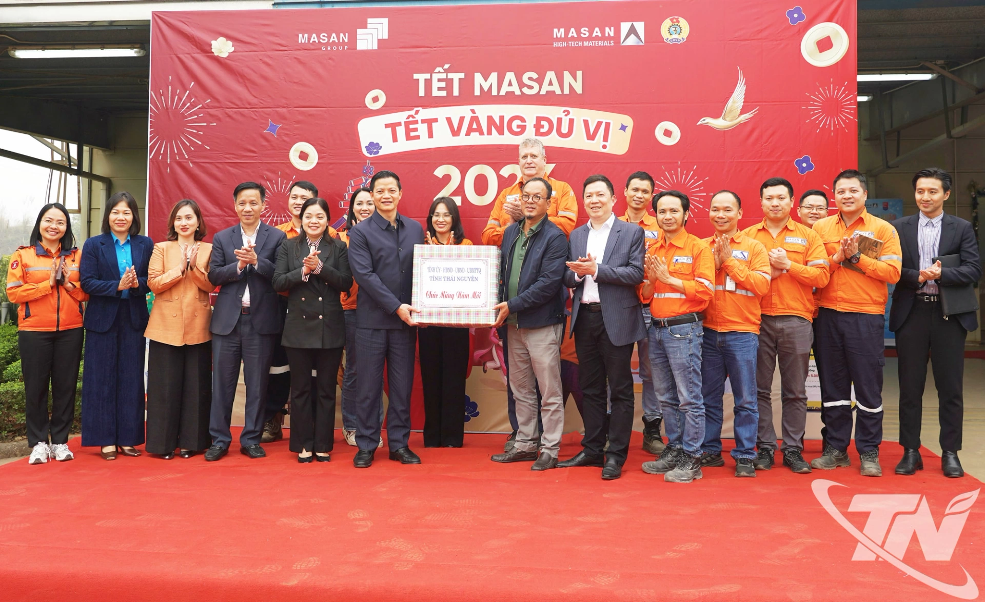 Đồng ch&iacute; Chủ tịch UBND tỉnh Vương Quốc Tuấn trao qu&agrave; Tết cho đại diện l&atilde;nh đạo C&ocirc;ng ty v&agrave; người lao động.