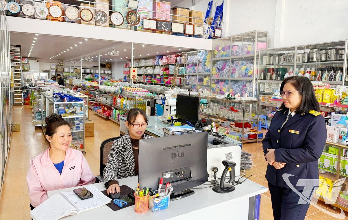 C&aacute;n bộ Thuế cơ sở 6 hỗ trợ người nộp thuế tại cơ sở kinh doanh.