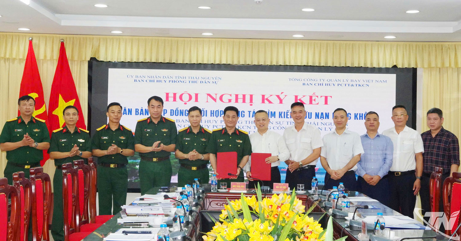 Đại diện lãnh đạo hai đơn vị ký kết biên bản hiệp đồng phối hợp công tác tìm kiếm cứu nạn hàng không.