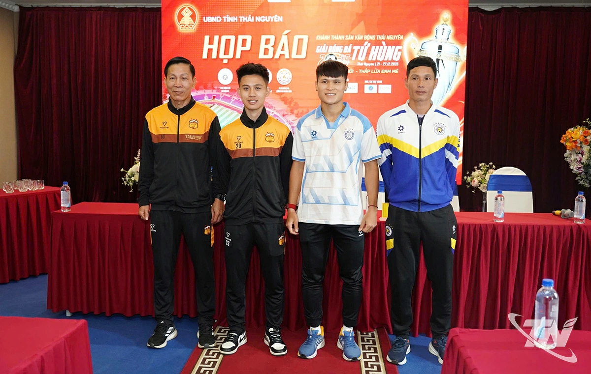 Đại diện Ban Huấn luyện, đại diện cầu thủ đội b&oacute;ng H&agrave; Nội FC v&agrave; Ho&agrave;ng Anh Gia Lai chụp ảnh lưu niệm tại họp b&aacute;o.