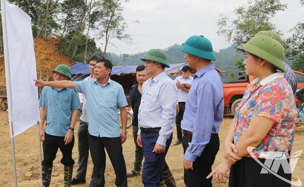 Đại diện chủ đầu tư báo cáo tiến độ triển khai dự án với Đoàn công tác.