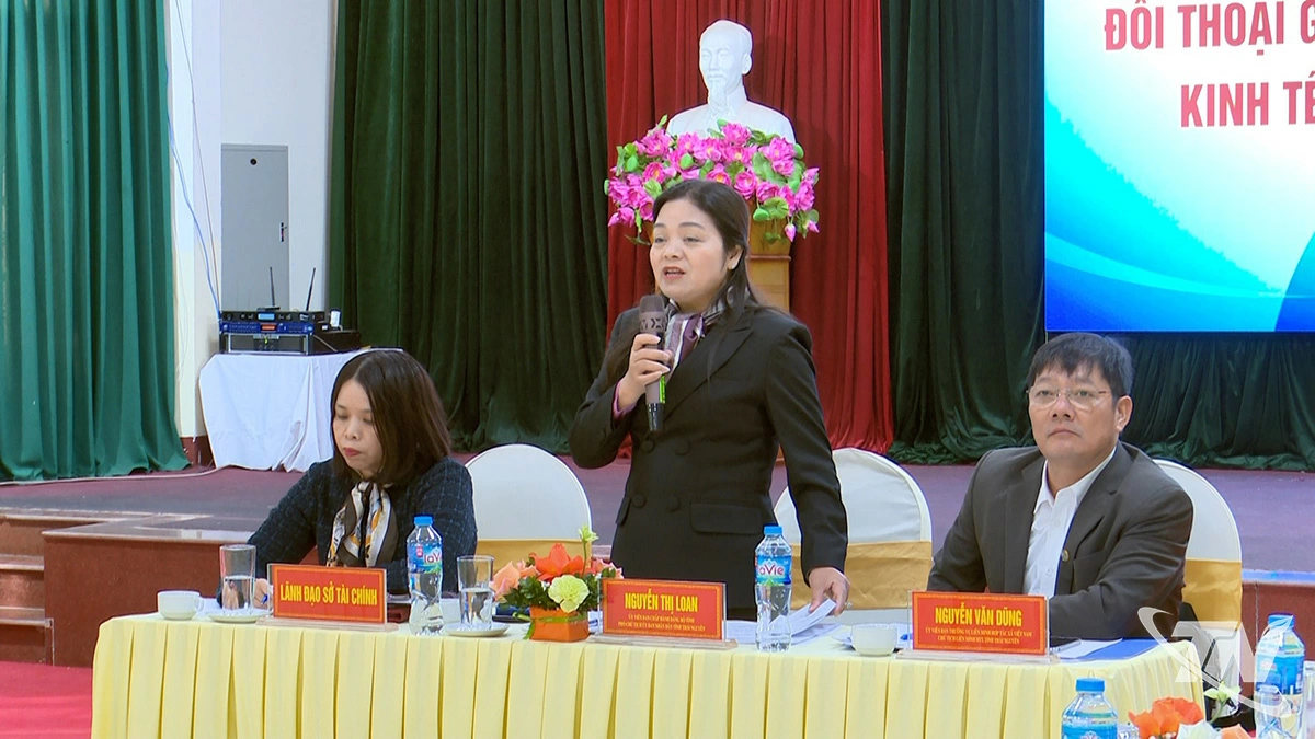 Đồng chí Nguyễn Thị Loan, Phó Chủ tịch UBND tỉnh trao đổi, giải đáp các kiến nghị tại Hội nghị đối thoại.