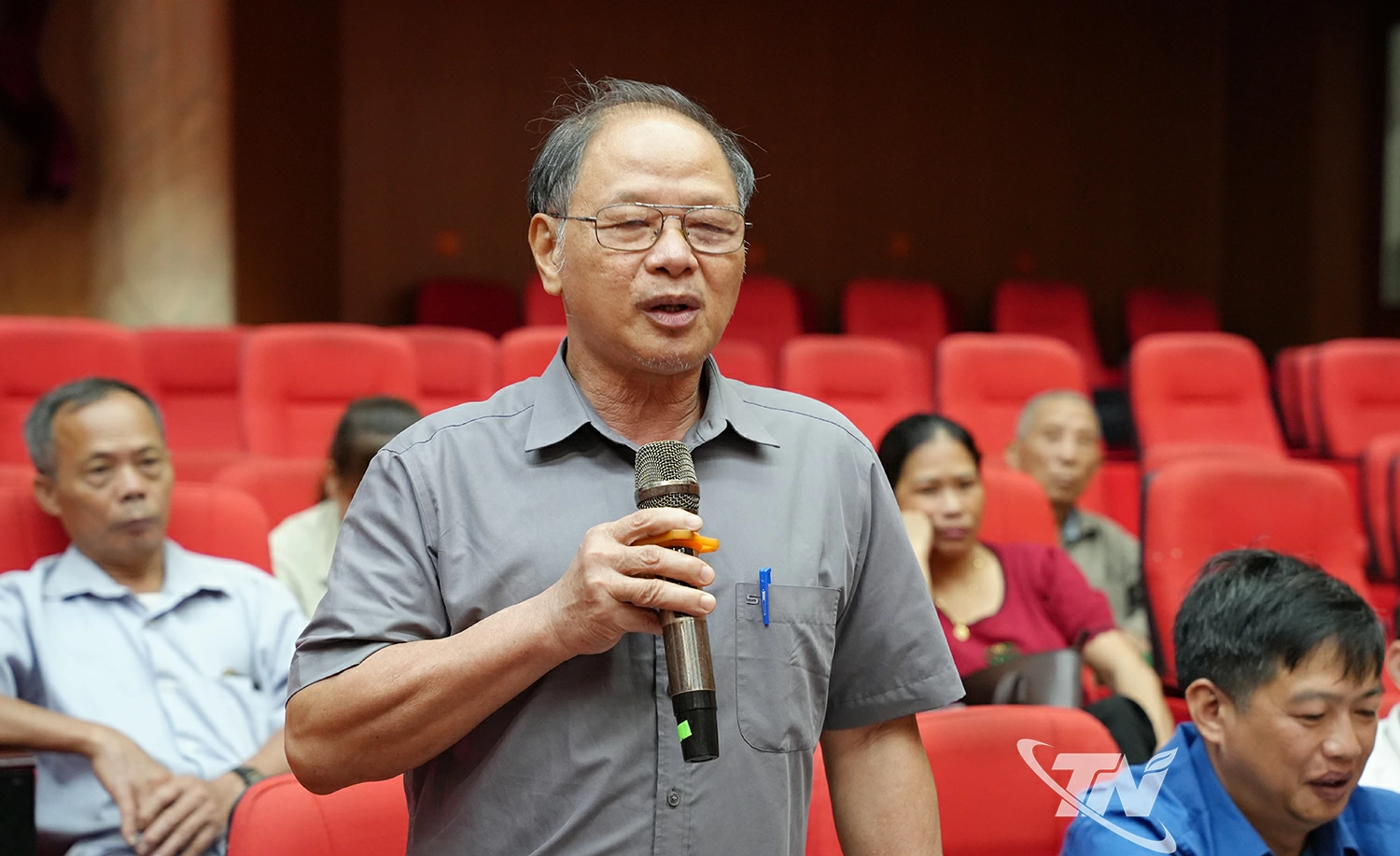 Cử tri xã Na Rì phát biểu ý kiến.