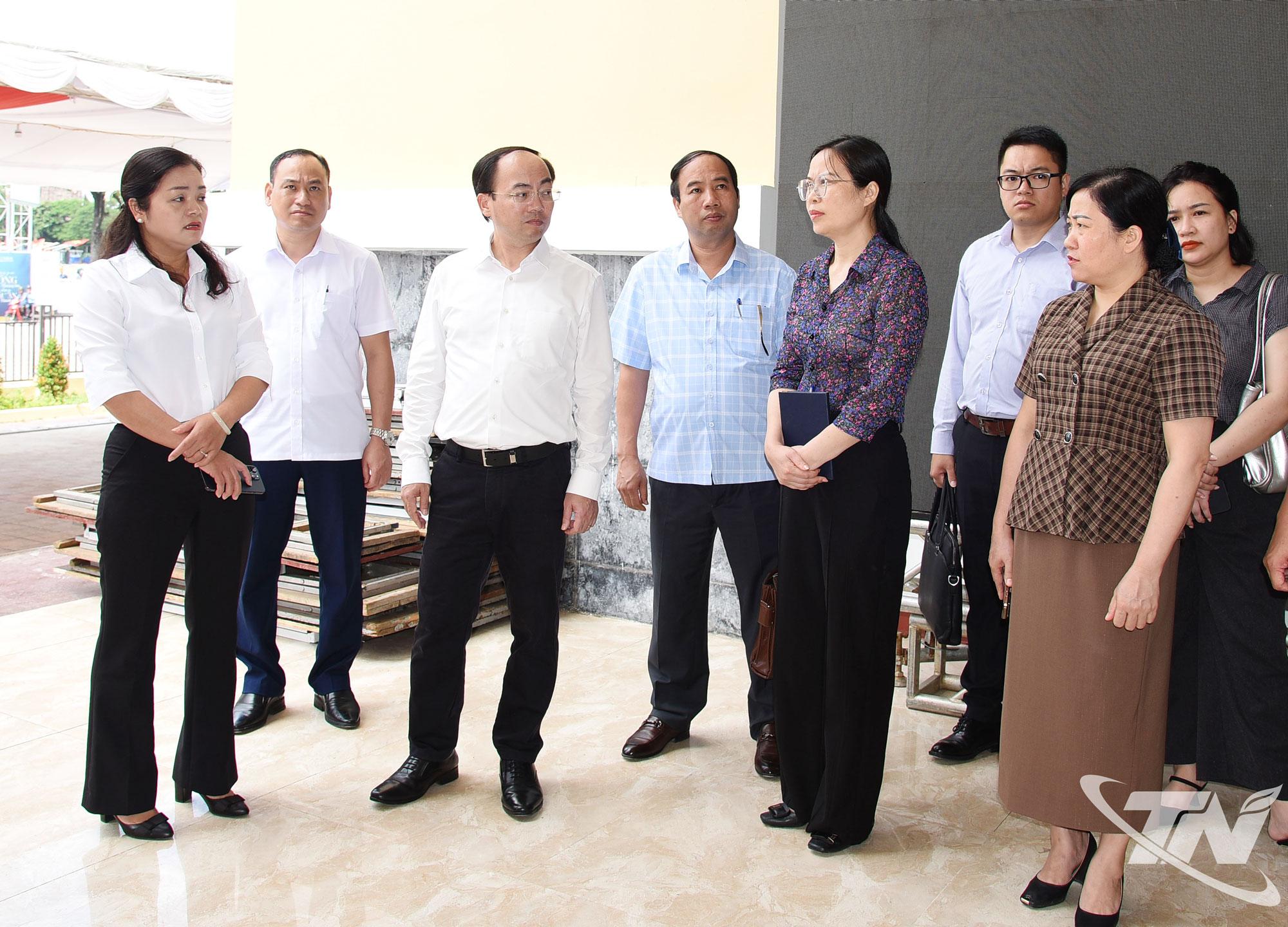 Đồng chí Nguyễn Đăng Bình kiểm tra công tác chuẩn bị phục vụ Đại hội đại biểu Đảng bộ tỉnh lần thứ I tại Trung tâm Văn hóa tỉnh.