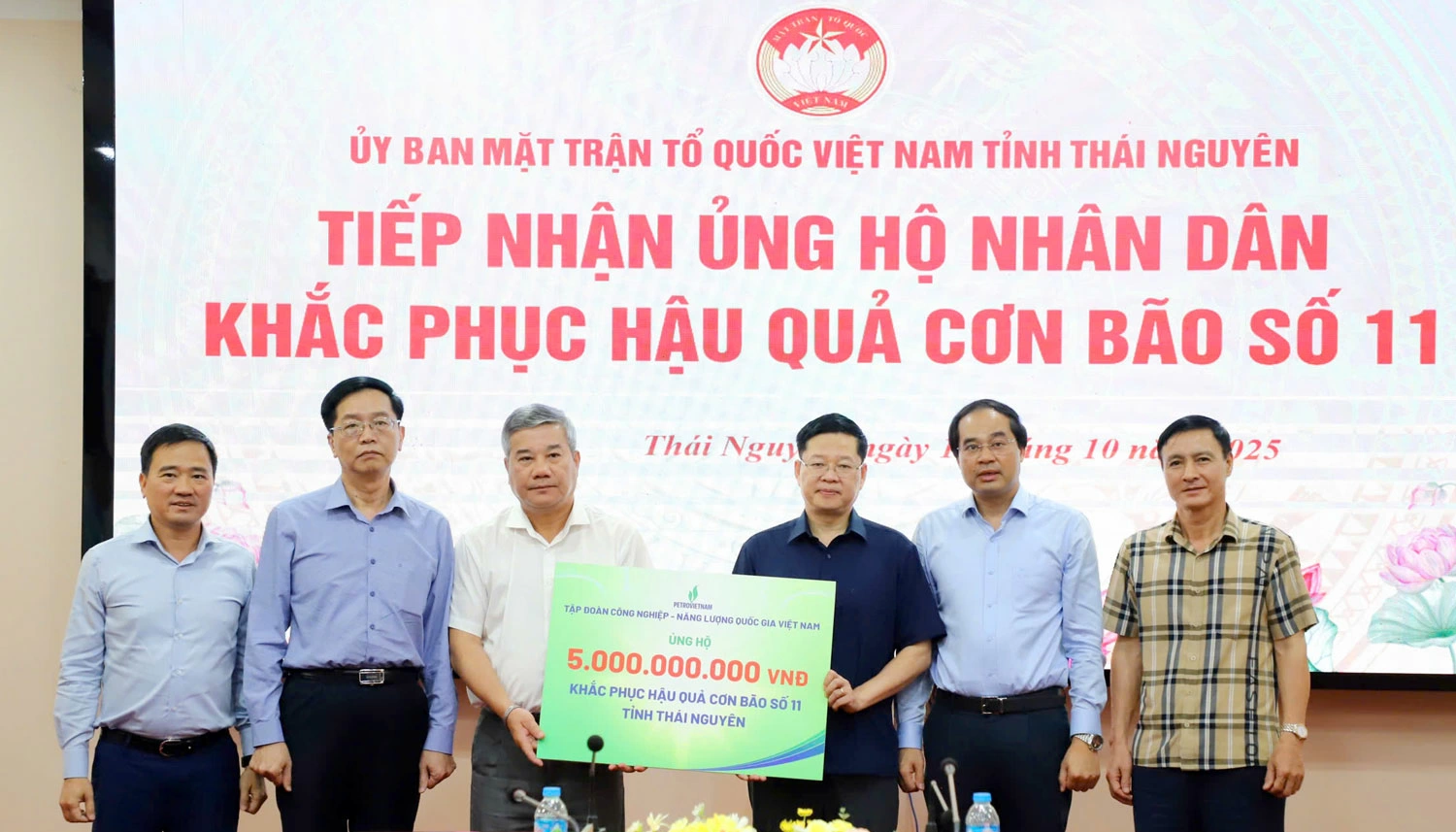 Tập đoàn Công nghiệp Năng lượng Quốc gia Việt Nam (PetroVietnam) trao tặng 5 tỷ đồng