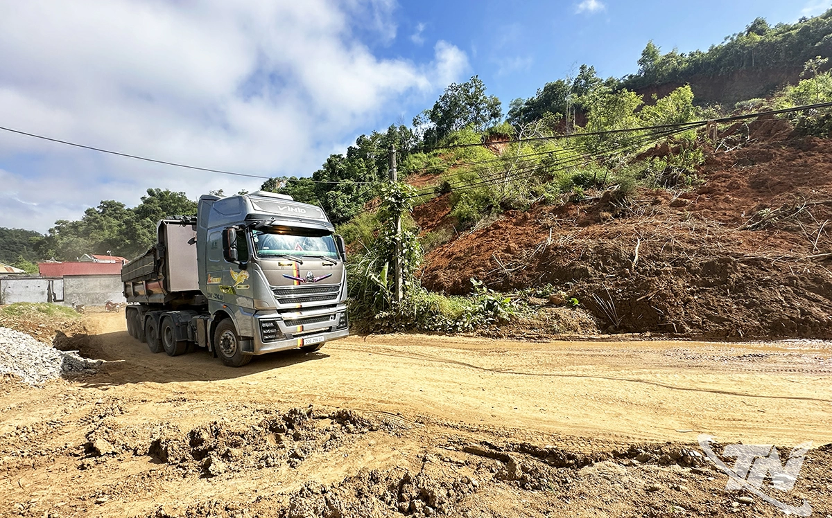 Một điểm sạt lở trên tuyến đường  tỉnh 258 được khắc phục tạm  nhằm bảo đảm giao thông.