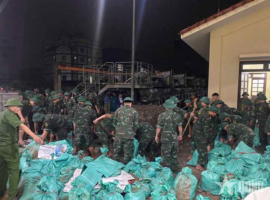 Cán bộ, chiến sĩ Lữ đoàn Công binh 575 (Quân khu 1) giúp nhân dân xã Đồng Hỷ (tỉnh Thái Nguyên) đưa tài sản ra khỏi vùng ngập lụt.