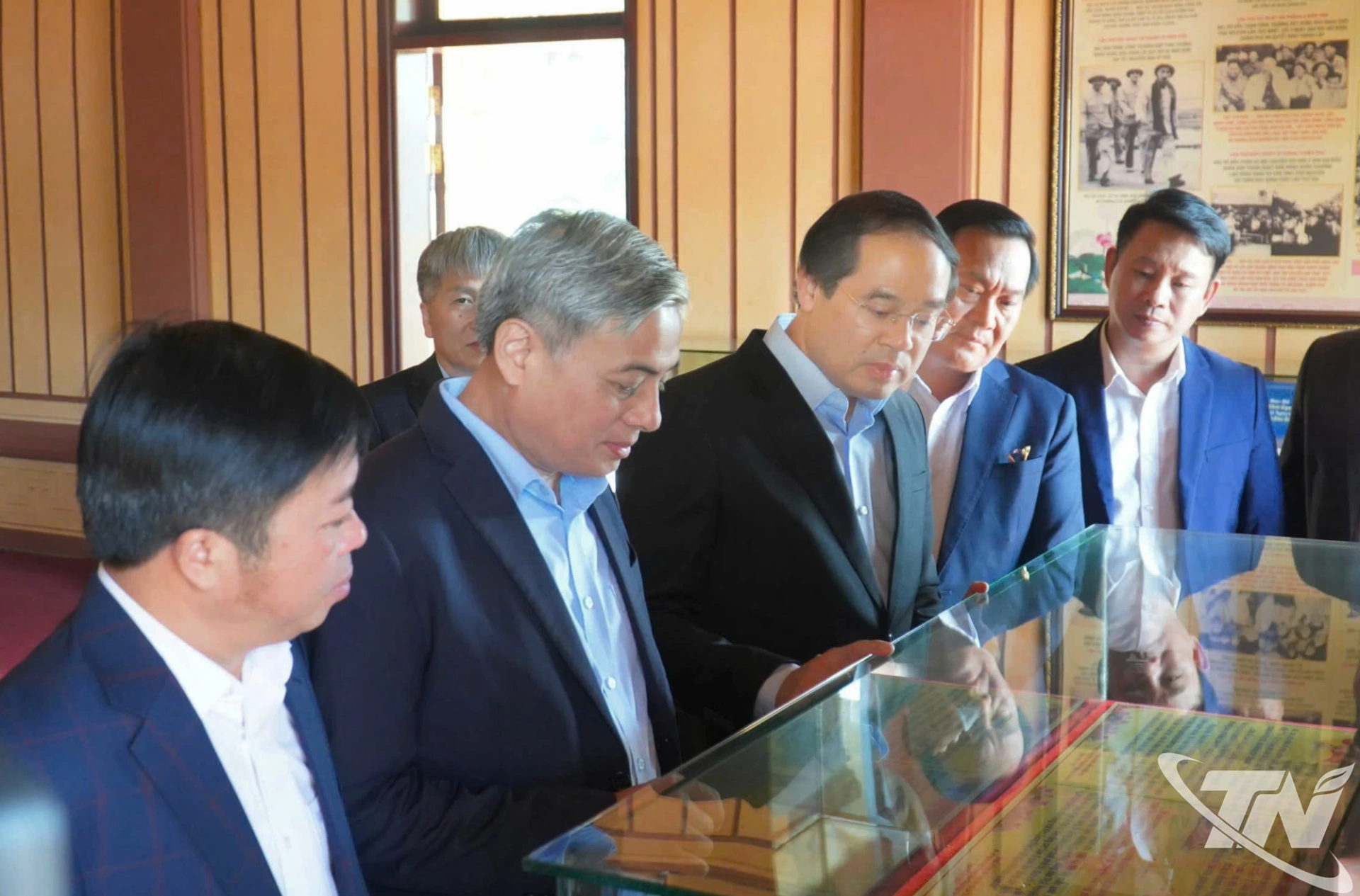 Đoàn công tác thăm gian trưng bày trong Khu di tích lịch sử Quốc gia – địa điểm lưu niệm Chủ tịch Hồ Chí Minh về thăm Khu công nghiệp Gang thép Thái Nguyên.