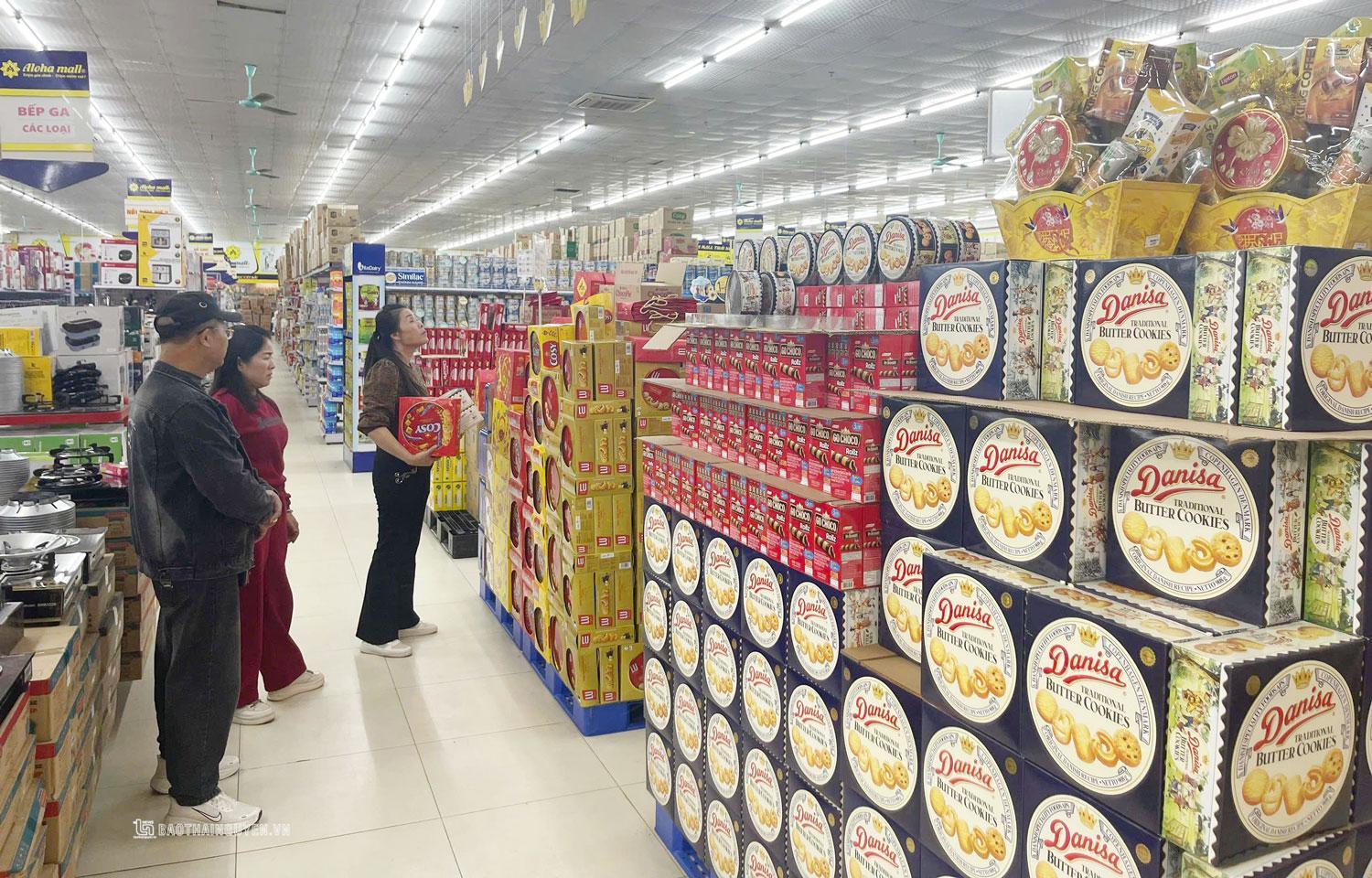 Hàng hóa phục vụ Tết dồi dào, đáp ứng nhu cầu mua sắm của người dân Thái Nguyên.