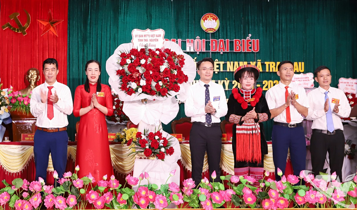 Đại diện Ủy ban MTTQ tỉnh tặng hoa chúc mừng Đại hội.