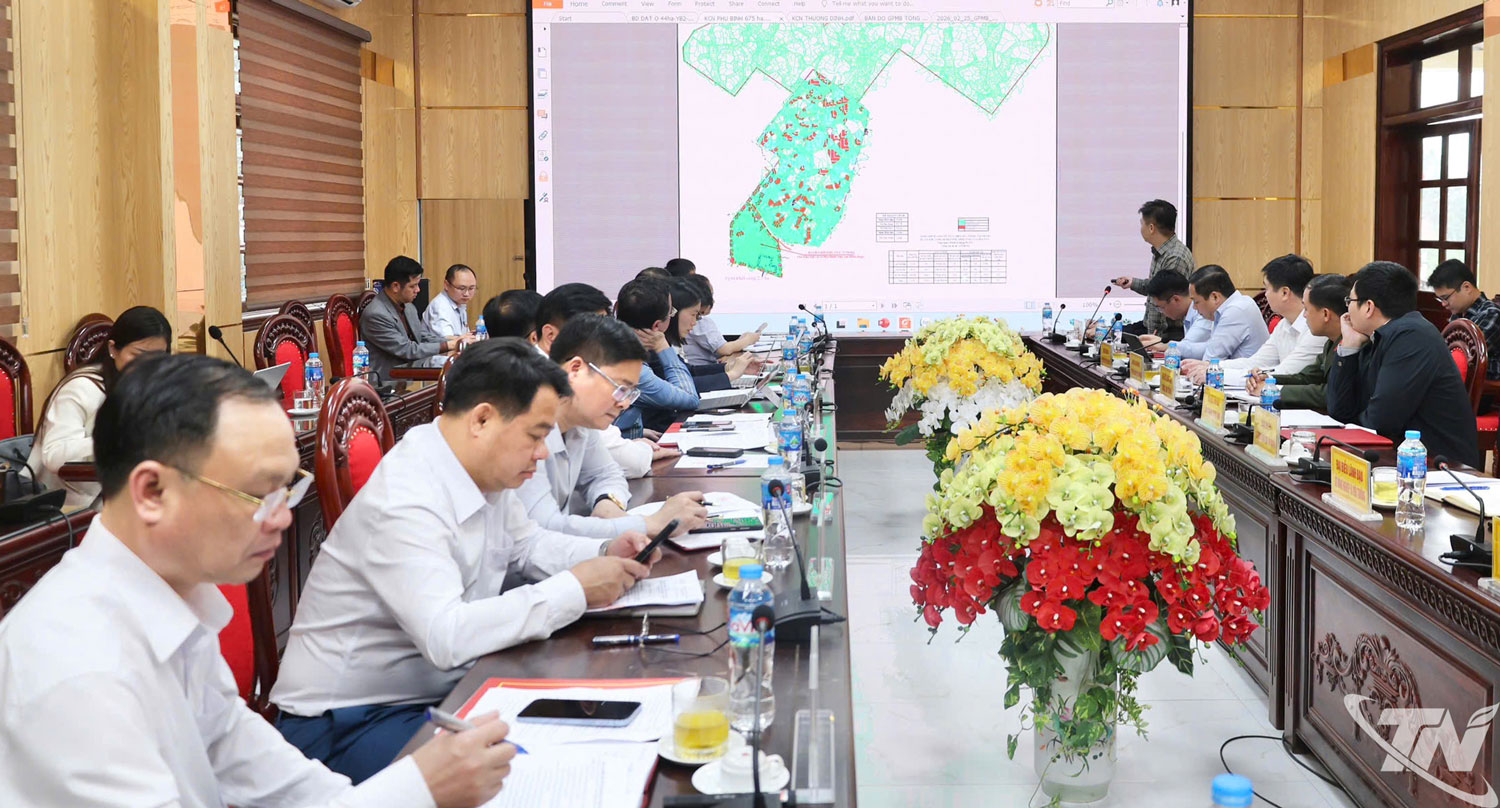 Các đại biểu tham gia cuộc họp kiểm điểm tiến độ GPMB các khu công nghiệp.