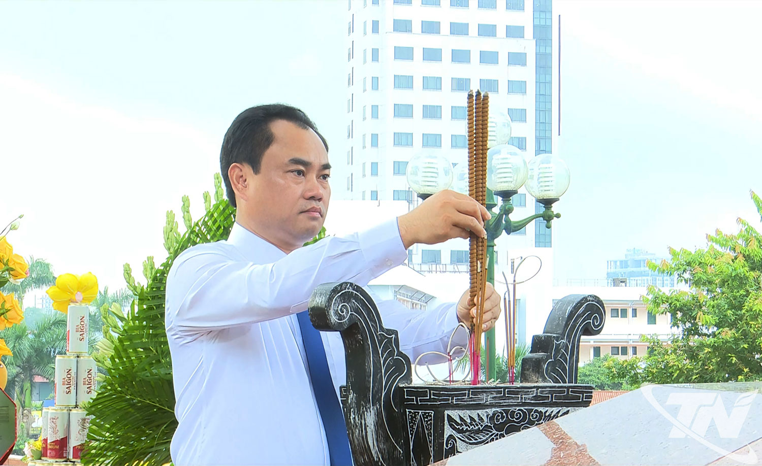 Đồng chí Bí thư Tỉnh ủy Trịnh Việt Hùng dâng hương tại Đài tưởng niệm các Anh hùng liệt sĩ tỉnh.