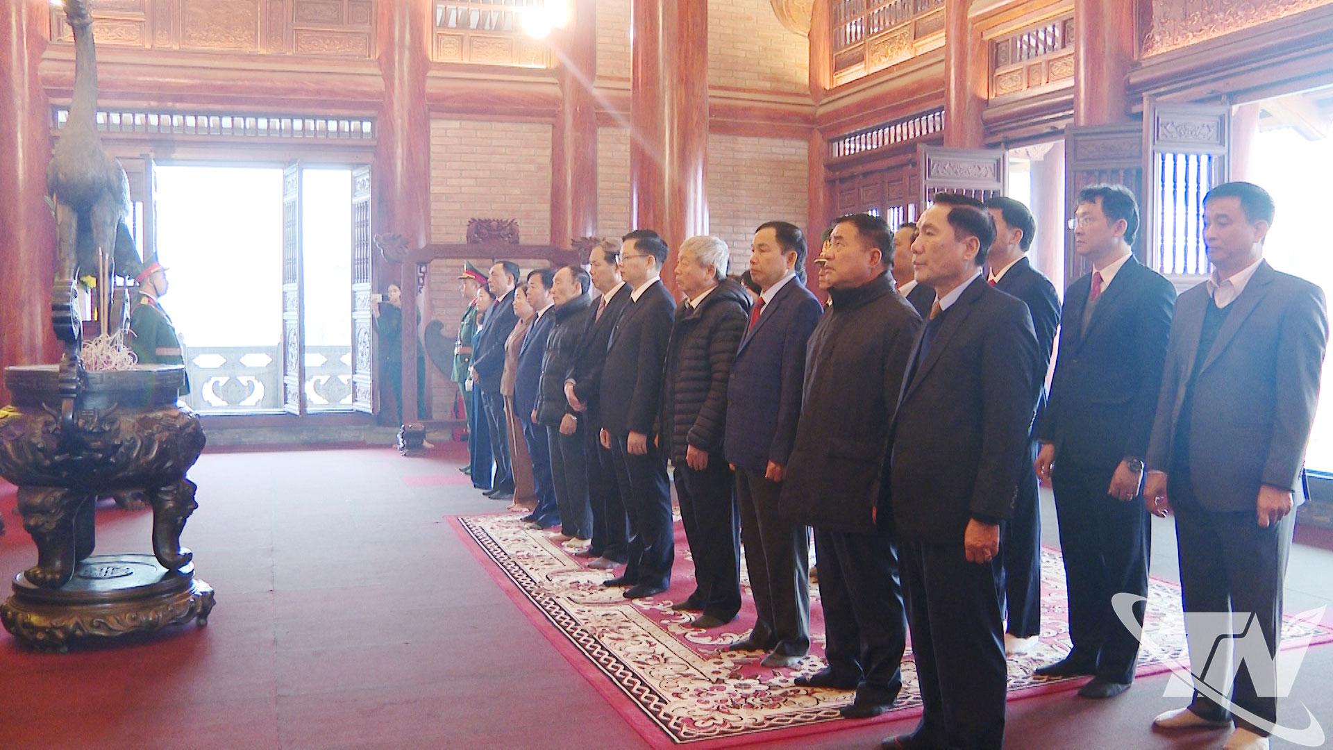 Đoàn dâng hương, tưởng niệm các liệt sĩ Thanh niên xung phong tại Di tích lịch sử Quốc gia Đại đội 915, Đội 91 Bắc Thái.