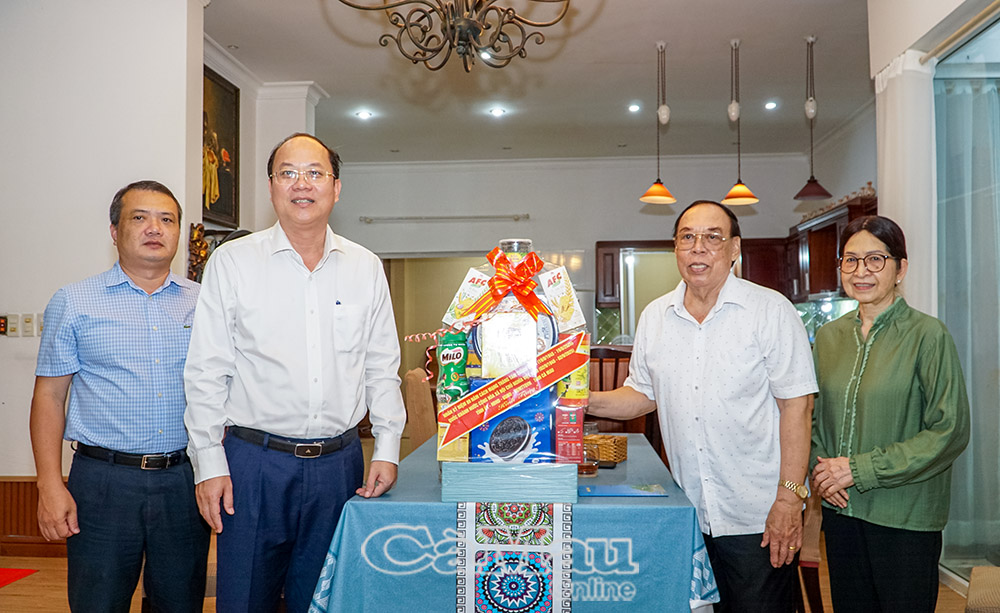 Bí thư Tỉnh uỷ Nguyễn Hồ Hải thăm hỏi, trân trọng ghi nhận những đóng góp và gởi tấm lòng tri ân đến đồng chí Phạm Thạnh Trị (Bảy Trị), nguyên Phó Bí thư Tỉnh uỷ, nguyên Chủ tịch UBND tỉnh Cà Mau.