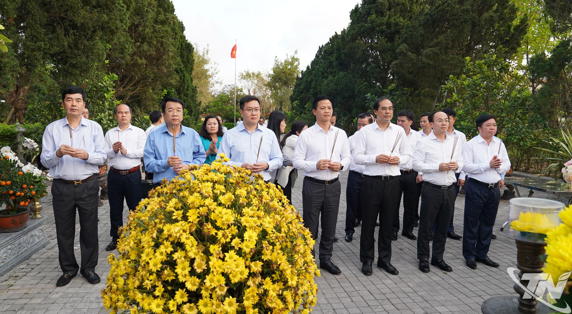 Lãnh đạo tỉnh Thái Nguyên dâng hương Cố Chủ tịch nước Trần Đại Quang tại nơi an nghỉ của đồng chí ở quê hương, xã Quang Thiện, tỉnh Ninh Bình