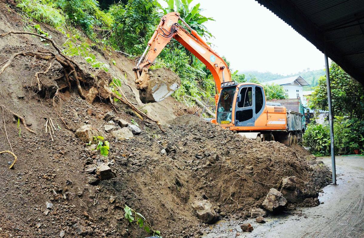 Ngay sau khi xảy ra sạt lở, lực lượng chức năng đã bố trí máy xúc đến san gạt nhằm sớm thông tuyến, bảo đảm giao thông.