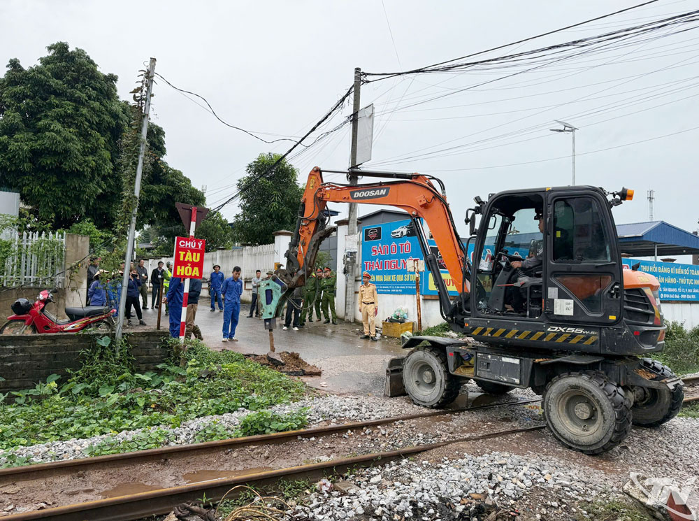 Các đơn vị chức năng tiến hành dỡ bỏ lối đi tự mở.