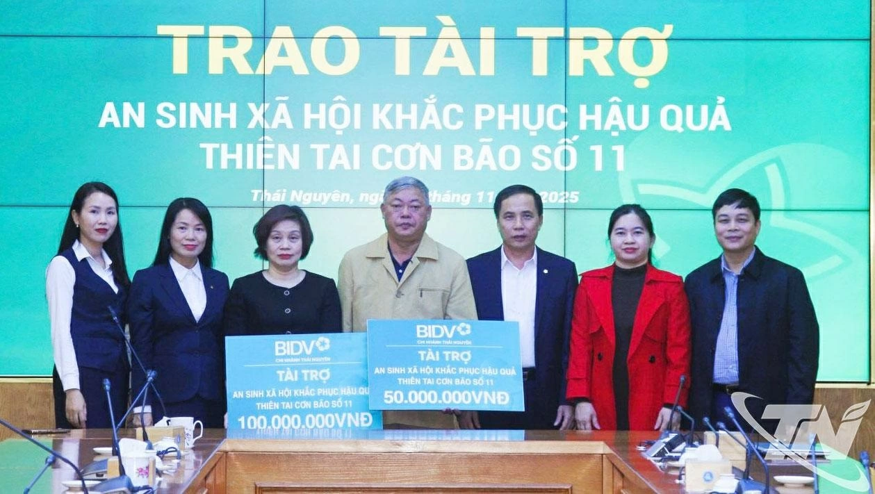 Đại diện l&atilde;nh đạo Ng&acirc;n h&agrave;ng BIDV Chi nh&aacute;nh Th&aacute;i Nguy&ecirc;n trao hỗ trợ khắc phục   hậu quả mưa lũ do ảnh hưởng của cơn b&atilde;o số 11 cho c&aacute;n bộ, sinh vi&ecirc;n Đại học   Th&aacute;i Nguy&ecirc;n, g&oacute;p phần bảo đảm an sinh x&atilde; hội