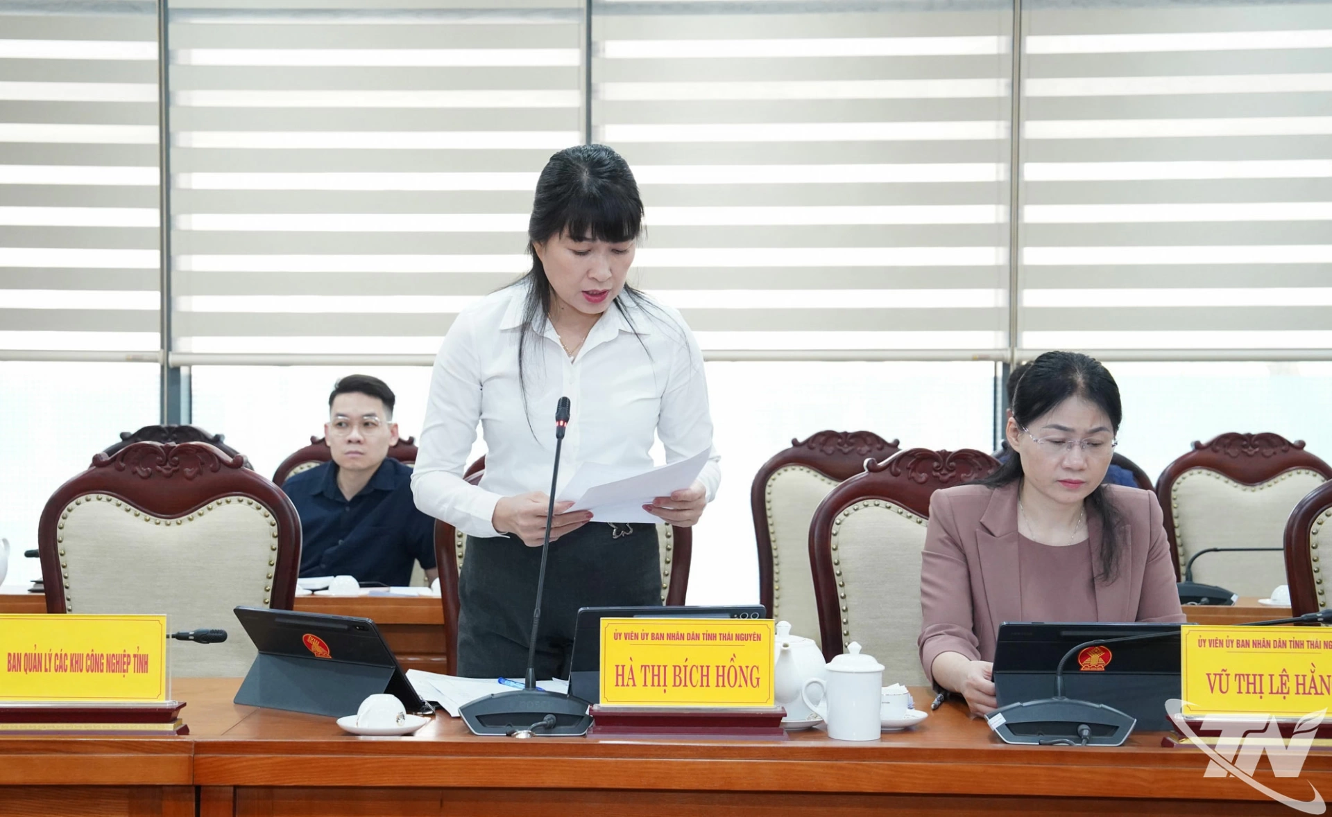 Các đại biểu báo cáo, thảo luận tại Phiên họp.