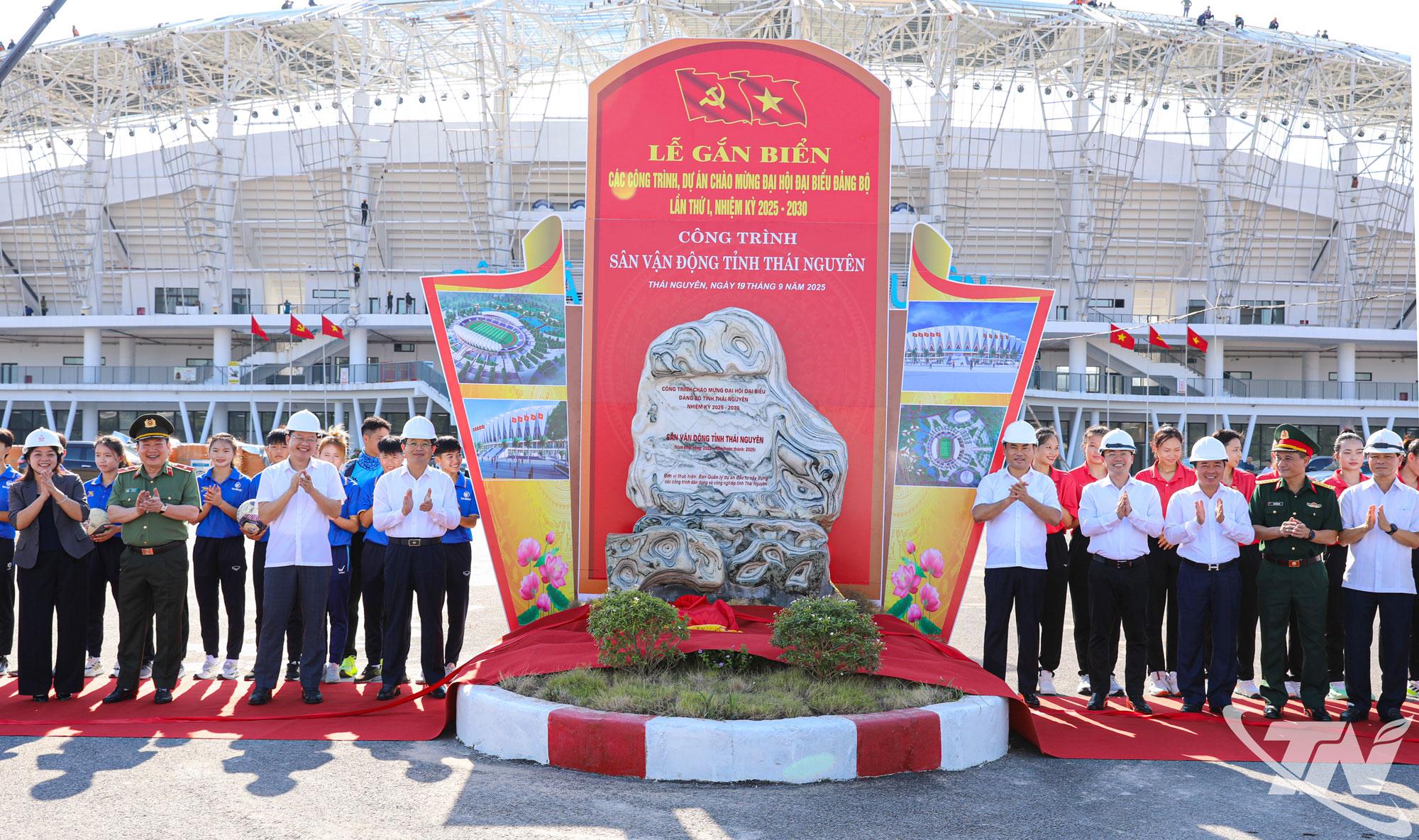 Đồng chí Bí thư Tỉnh ủy Trịnh Việt Hùng cùng các đại biểu thực hiện nghi thức gắn biển công trình, dự án chào mừng Đại hội đại biểu Đảng bộ tỉnh lần thứ I: Sân vận động tỉnh Thái Nguyên.