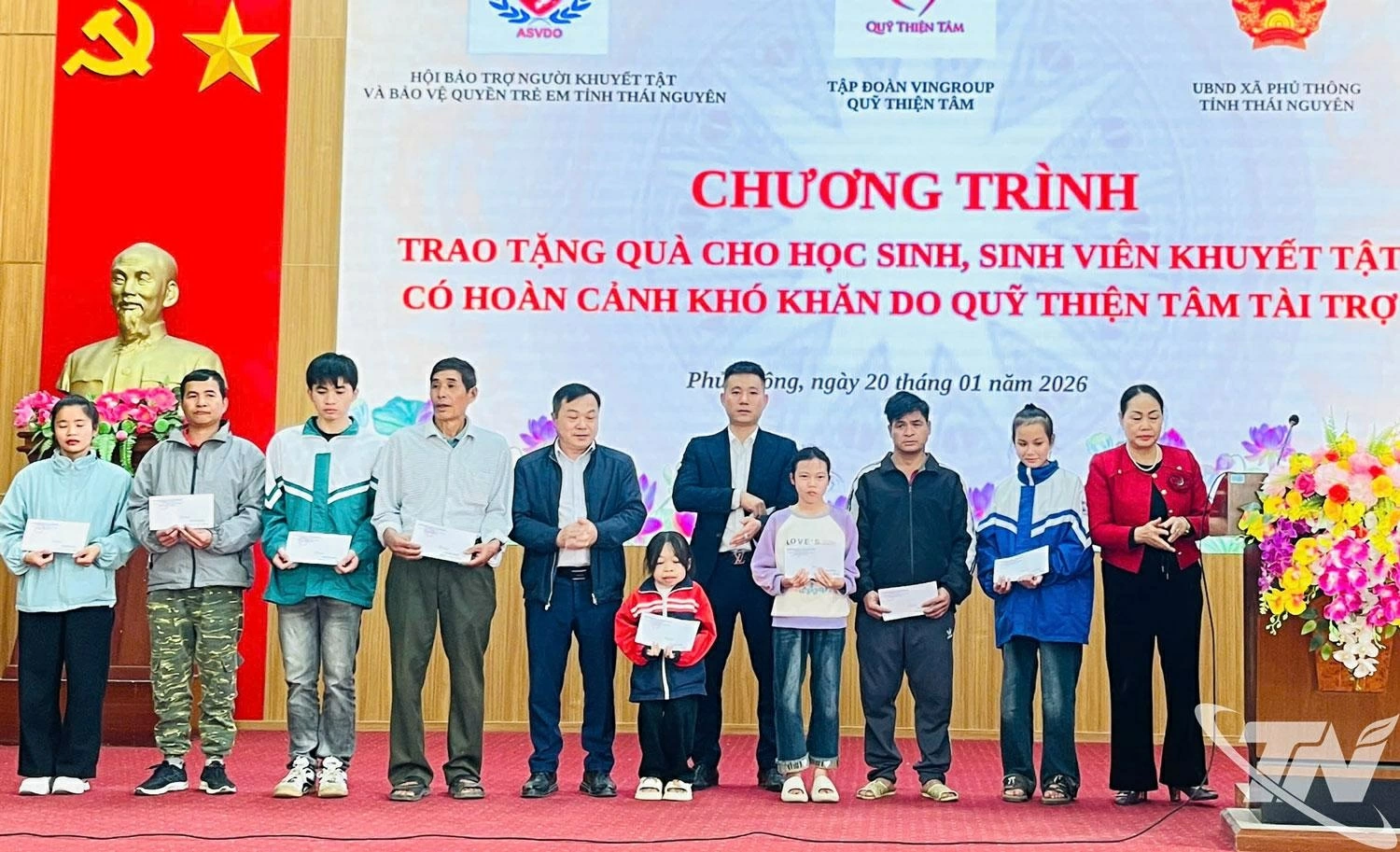 Ban Tổ chức trao qu&agrave; cho c&aacute;c sinh vi&ecirc;n