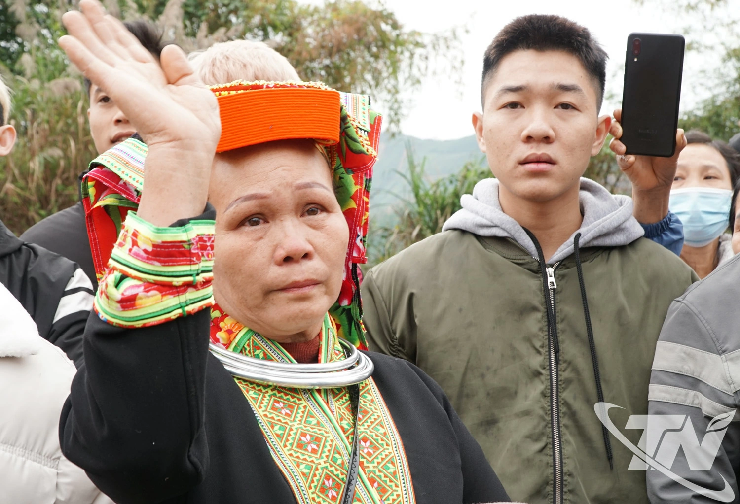 Người thân tiễn tân binh lên đường nhập ngũ.