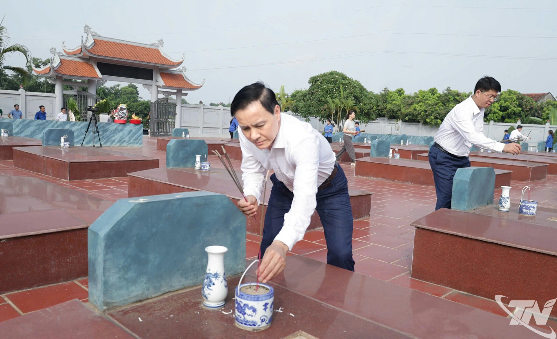 Đồng chí Vũ Duy Hoàng, Ủy viên Ban Thường vụ Tỉnh ủy, Phó Chủ tịch Thường trực Ủy ban MTTQ Việt Nam tỉnh thắp hương tại phần mộ liệt sĩ.