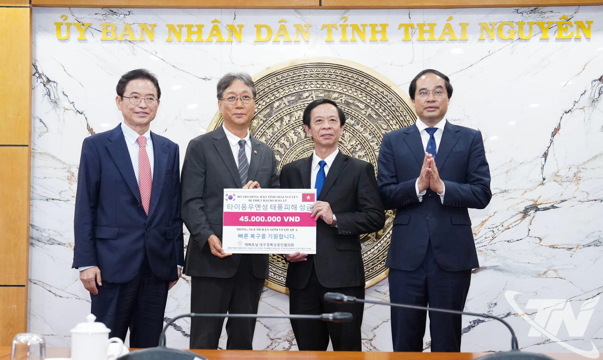 Đại diện Hiệp hội Thương mại và Công nghiệp Daegu- Gyeongbuk tại Việt Nam trao tặng 45 triệu đồng hỗ trợ tỉnh Thái Nguyên khắc phục hậu quả mưa lũ.