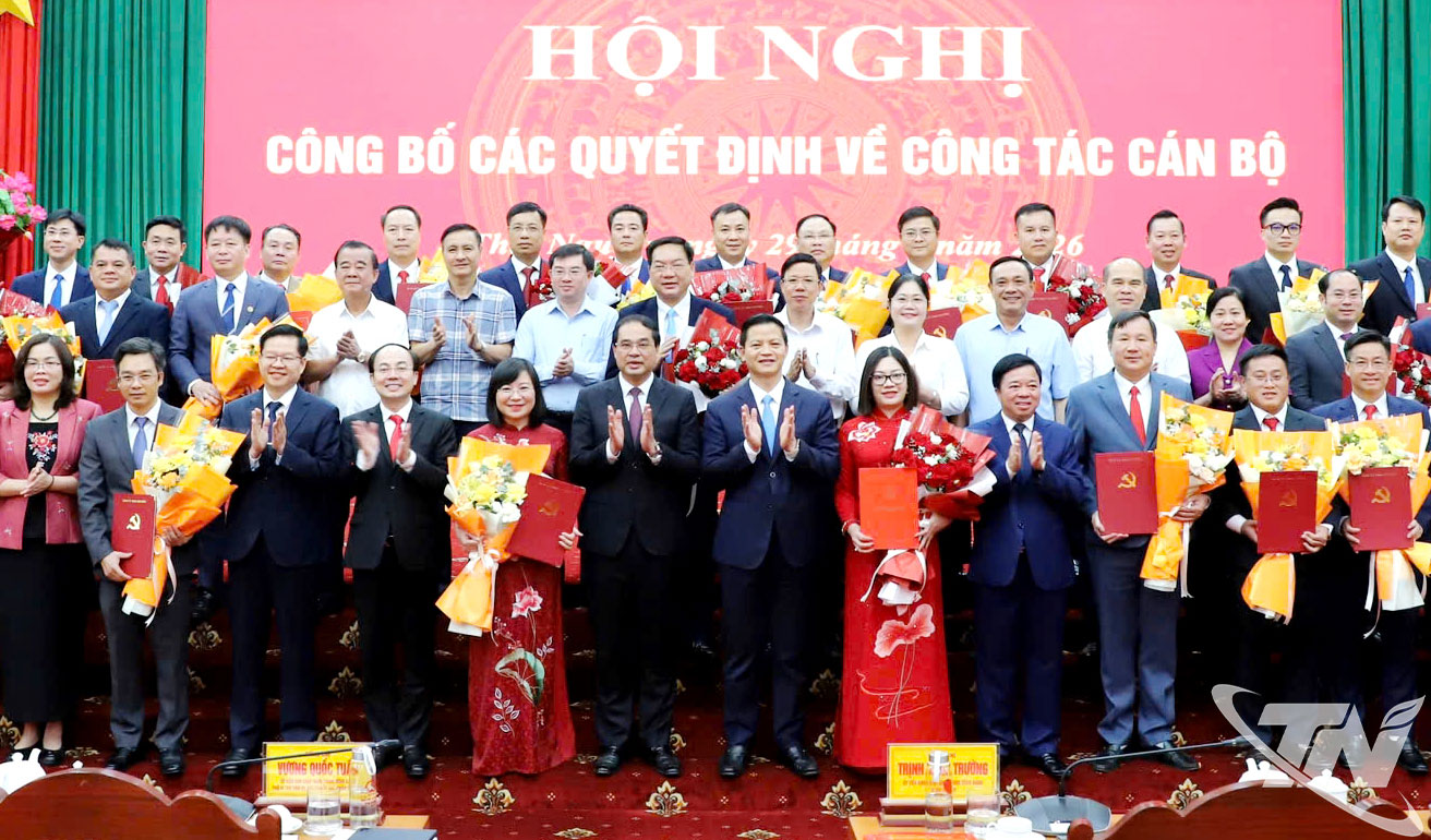 Ngày 29/4/2026, Tỉnh ủy Thái Nguyên tổ chức Hội nghị công bố các quyết định về công tác cán bộ nhằm kịp thời kiện toàn, sắp xếp tổ chức bộ máy, đáp ứng yêu cầu nhiệm vụ trong giai đoạn hiện nay. Trong ảnh: Các đồng chí lãnh đạo tỉnh với các đồng chí cán bộ được điều động, luân chuyển, chỉ định, bổ nhiệm.