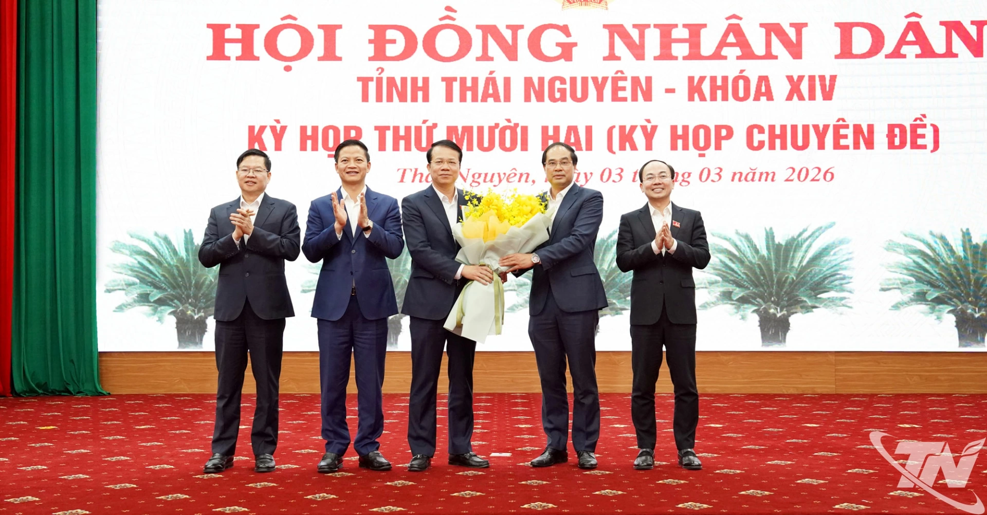 Thường trực Tỉnh ủy tặng hoa chúc mừng tân Phó Chủ tịch UBND tỉnh Dương Văn Lượng.