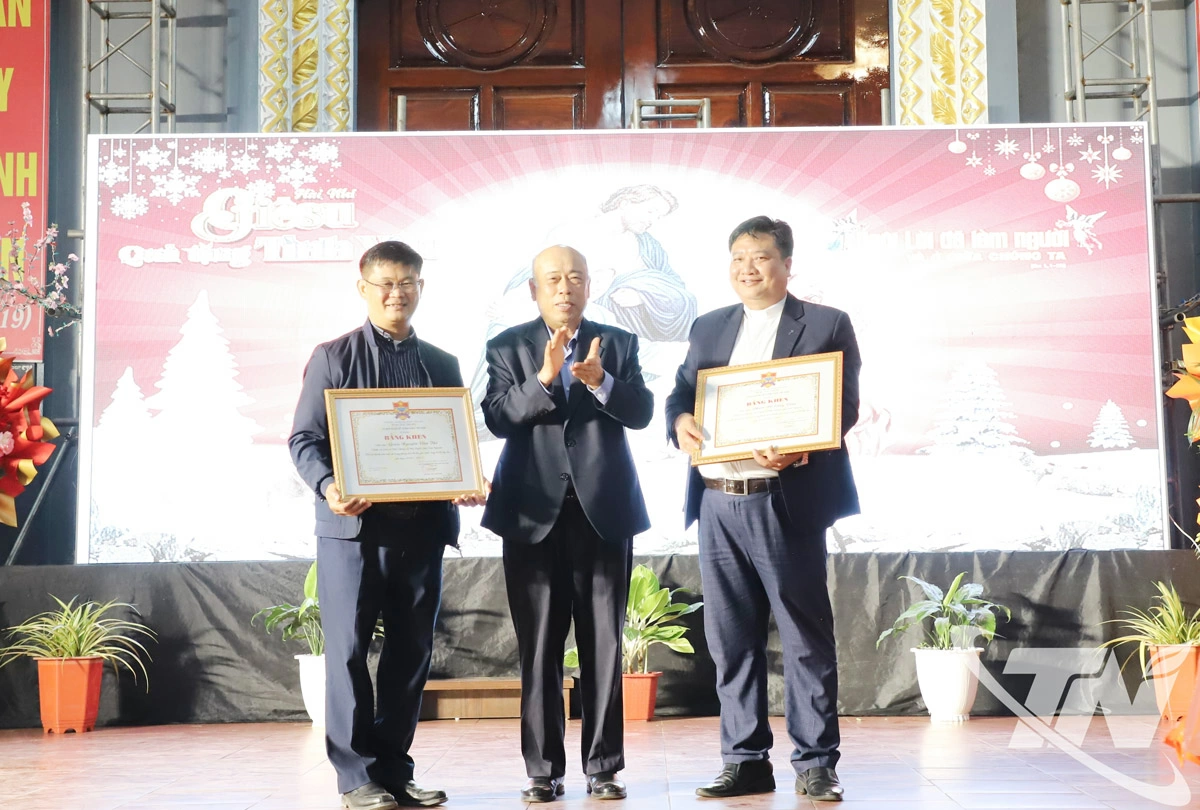 Ông Nguyễn Văn Thời, Chủ tịch Ủy ban Đoàn kết Công giáo tỉnh Thái Nguyên, Chủ tịch HĐQT, Tổng Giám đốc Công ty CP Đầu tư và Thương mại TNG trao Bằng khen của Ủy ban Đoàn kết Công giáo Việt Nam cho 2 linh mục Giáo xứ Phú Cường và Yên Lãng.