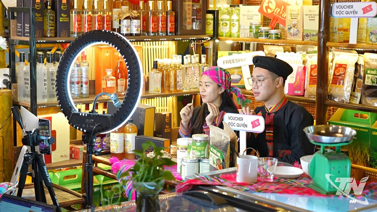 Thông qua livestream bán hàng trực tuyến đã giúp người dân tìm kiếm đầu   ra cho sản phẩm hàng hóa.