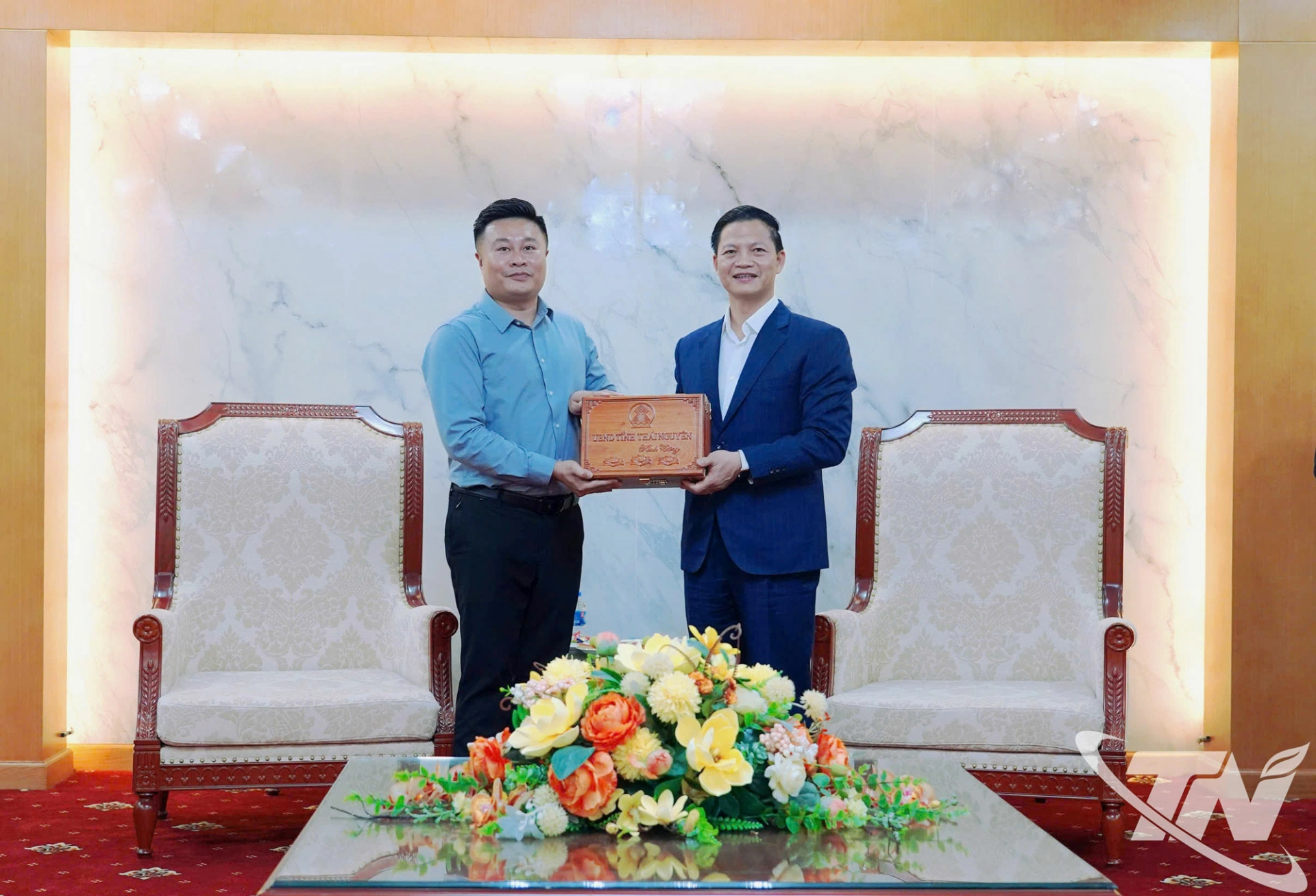 Chủ tịch UBND tỉnh Thái Nguyên Vương Quốc Tuấn tặng quà lưu niệm cho ông Yang Chao Xiang, Chủ tịch Hội đồng quản trị Công ty Sản xuất ô tô Chengling và Công ty Sản xuất xe điện Zhaoling.