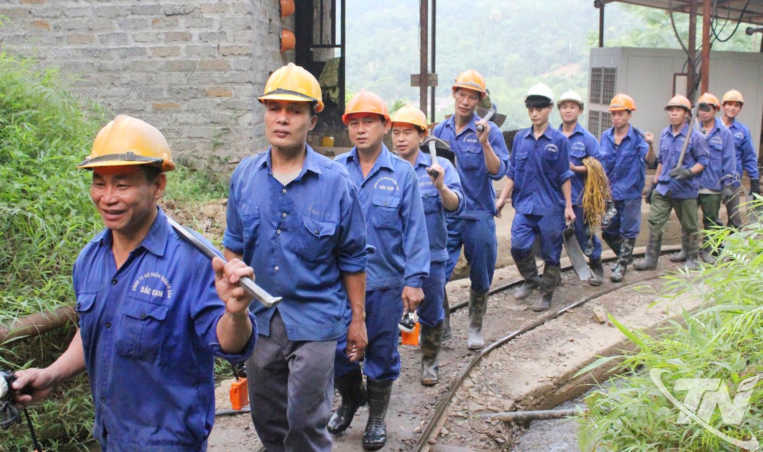 Công nhân Công ty cổ phần Khoáng sản Bắc Kạn vào ca.