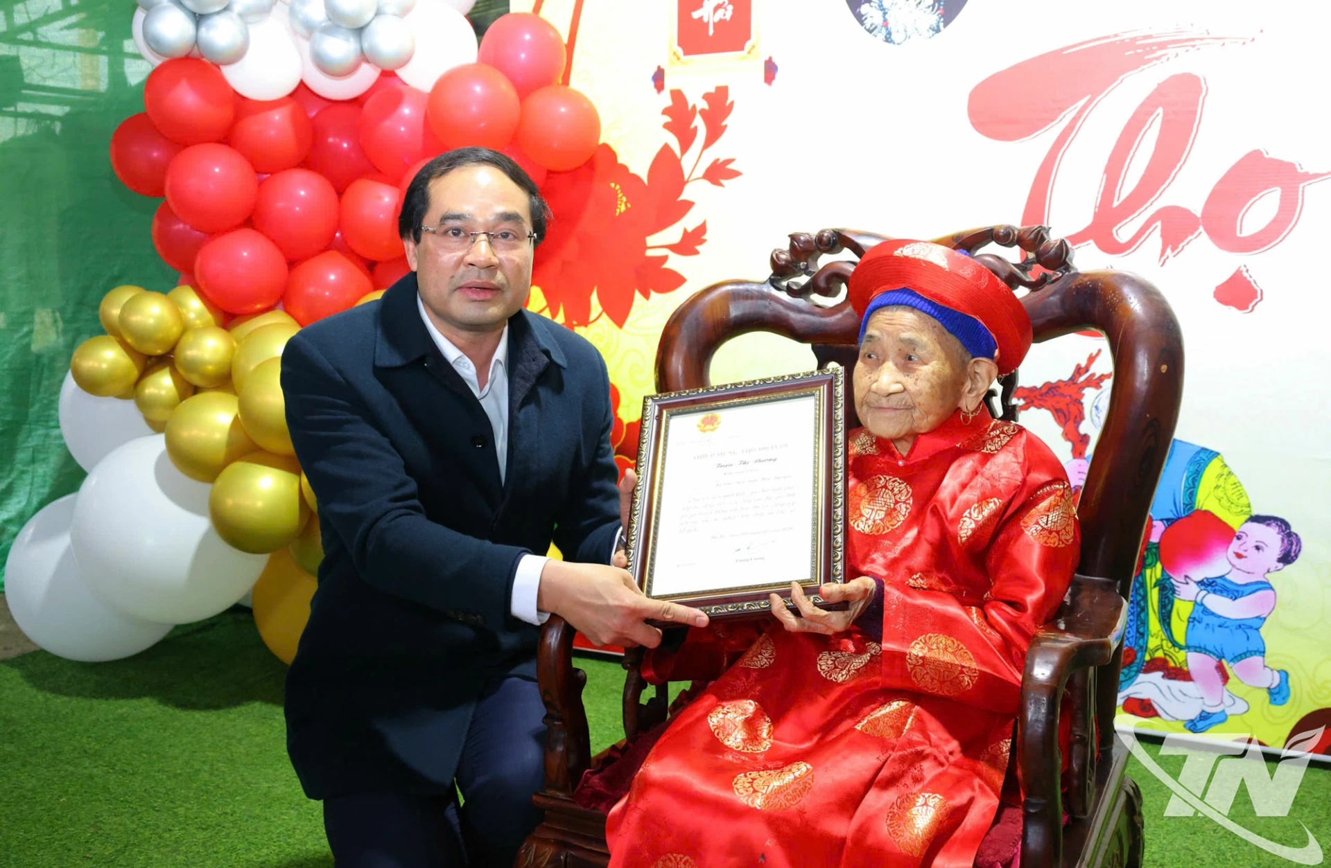 Đồng chí Bí thư Tỉnh ủy chúc thọ cụ Triệu Thị Đường, 100 tuổi, ở thôn Liên Minh, xã Chợ Đồn.