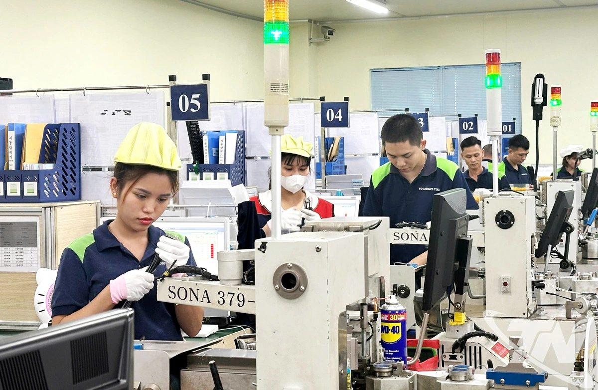 Sản xuất linh kiện điện tử phục vụ xuất khẩu tại một doanh nghiệp FDI tr&ecirc;n địa b&agrave;n tỉnh.