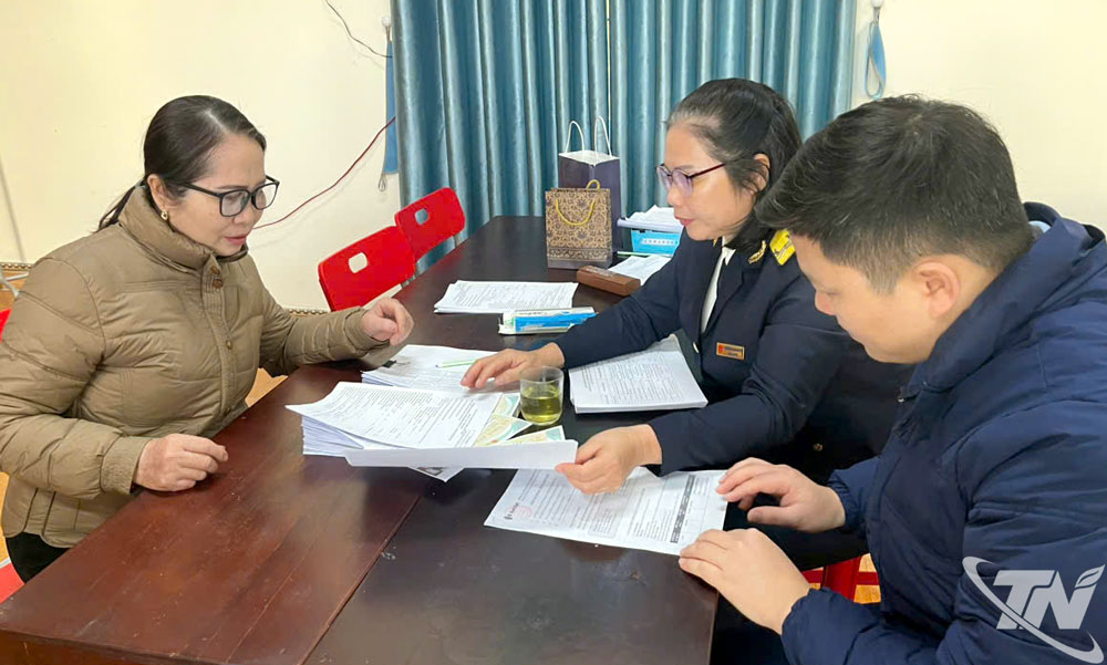 Cán bộ ngân hàng và cơ quan Thuế trực tiếp hướng dẫn hộ kinh doanh sử dụng hóa đơn điện tử và nộp thuế điện tử tại cơ sở