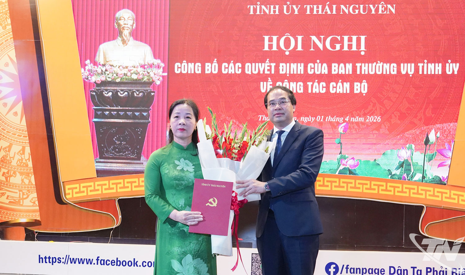 Đồng chí Bí thư Tỉnh ủy Trịnh Xuân Trường trao Quyết định và chúc mừng đồng chí Phó Trưởng ban Tuyên giáo và Dân Vận Tỉnh ủy Nguyễn Thị Vũ Anh.