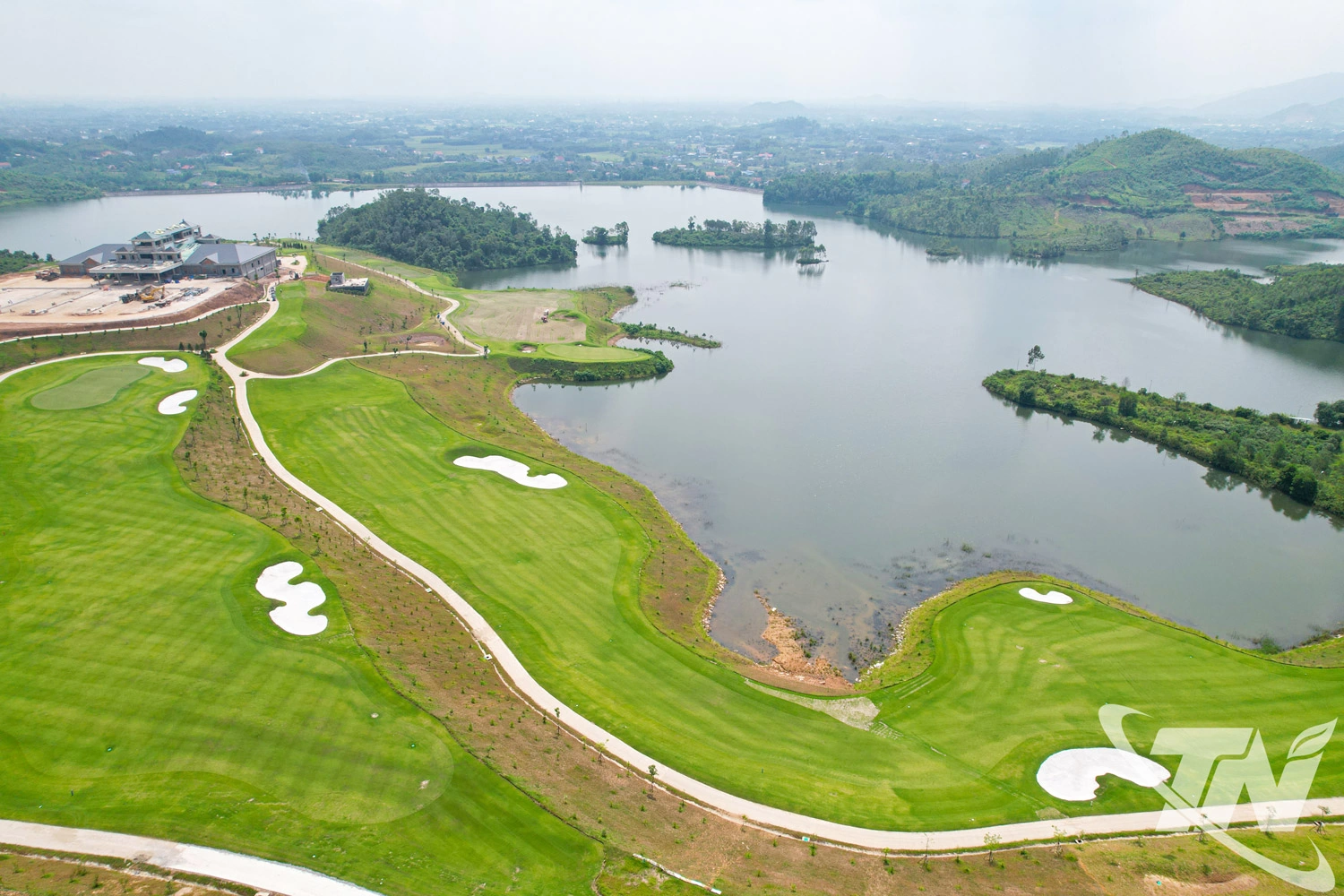 Dự án sân golf Glory tại xã Thành Công cơ bản hoàn thành giai đoạn 1 và đã đi vào hoạt động, góp phần thúc đẩy phát triển ngành du lịch - dịch vụ của tỉch.