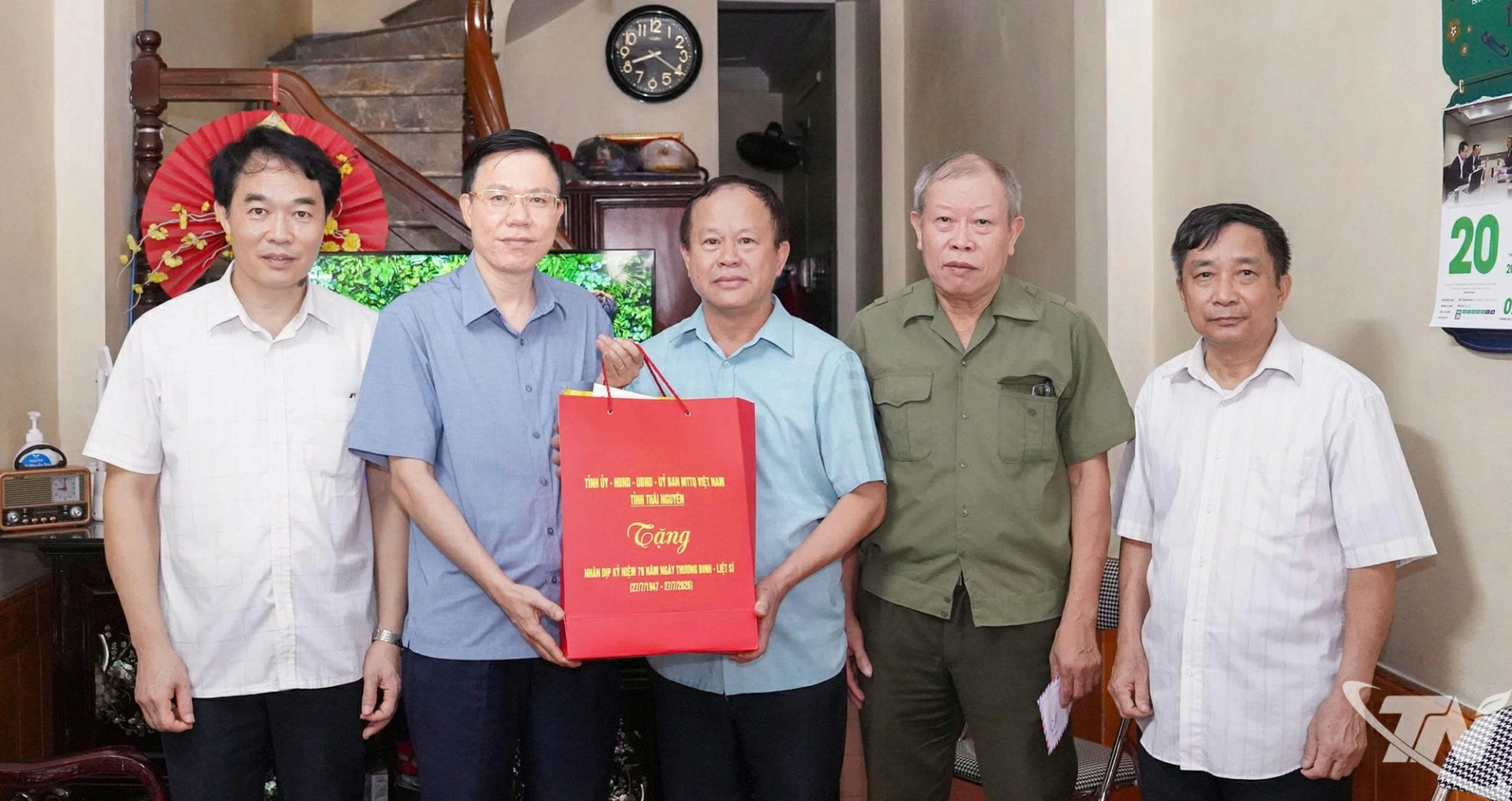 Đồng chí Dương Văn Tiến, Ủy viên Ban Thường vụ, Trưởng Ban Tổ chức Tỉnh ủy tặng quà ông Lê Văn Lược (sinh năm 1958), thương binh mất 21% sức khoẻ, ở tổ 9, phường Quan Triều.