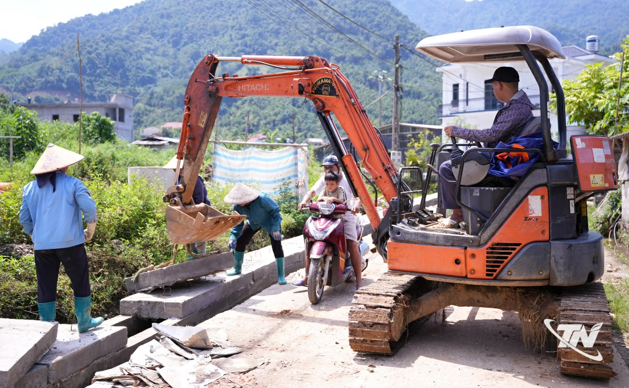 Công trình mở rộng, nâng cấp tuyến đường từ trục chính vào Trường Tiểu học và Trường Mầm non Tâm Lập, xã Quảng Bạch đang được đẩy nhanh tiến độ thi công.